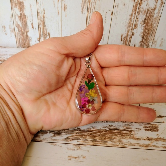 Pressed Flower Necklace - Picture 5 of 6